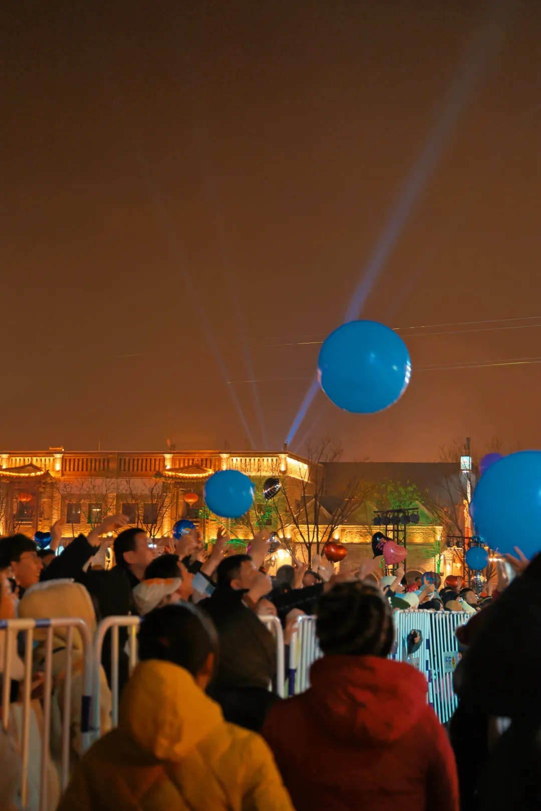 2025跨年夜忻州古城惊喜揭秘：打铁花、投影秀，你准备好了吗？  第12张