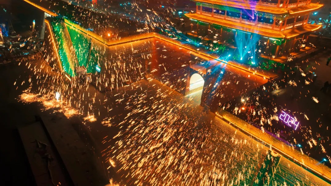 2025跨年夜忻州古城惊喜揭秘：打铁花、投影秀，你准备好了吗？  第3张