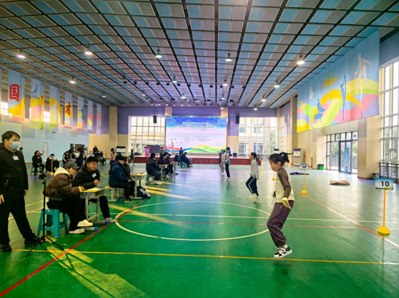 1200名青少年赛场角逐，三跳比赛点燃新城学子运动激情  第1张
