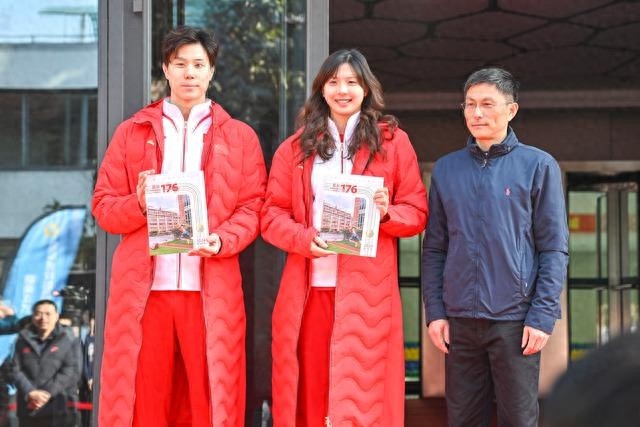 奥运冠军覃海洋唐钱婷重返母校，新场馆内与小队员互动，2024赛季表现亮眼