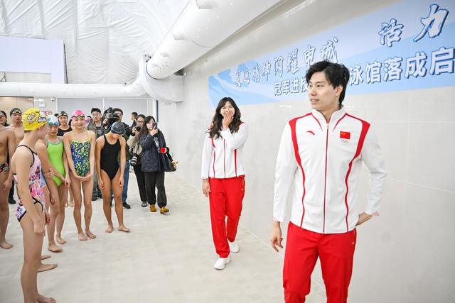 奥运冠军覃海洋唐钱婷重返母校，新场馆内与小队员互动，2024赛季表现亮眼  第2张