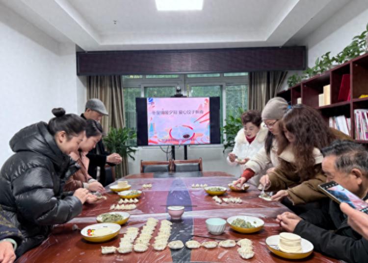 冬至寒意挡不住社区暖情，志愿者亲手包饺子送温暖，邻里情更浓