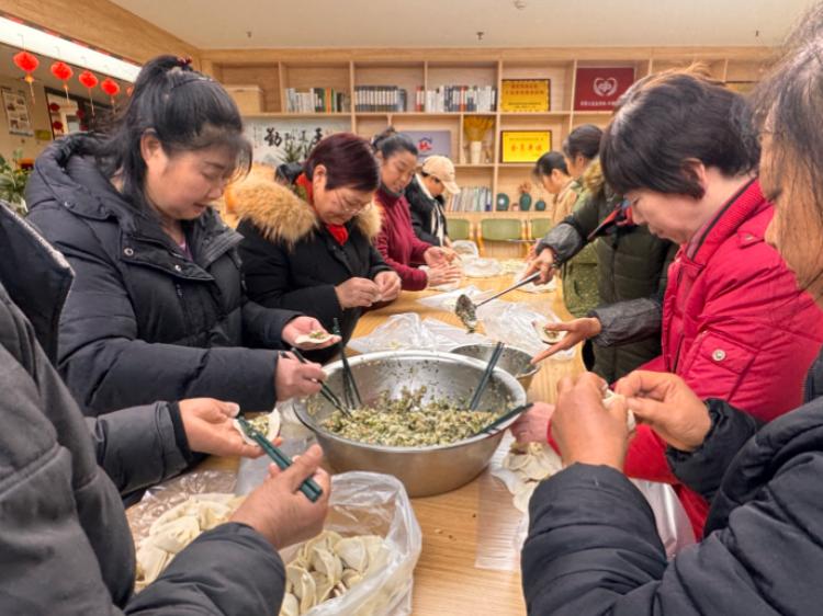 冬至寒意挡不住社区暖情，志愿者亲手包饺子送温暖，邻里情更浓  第2张