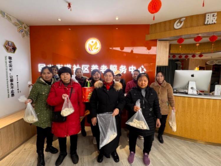 冬至寒意挡不住社区暖情，志愿者亲手包饺子送温暖，邻里情更浓  第3张