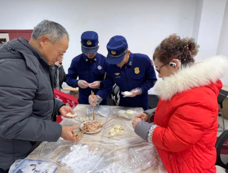 冬至寒意挡不住社区暖情，志愿者亲手包饺子送温暖，邻里情更浓  第4张