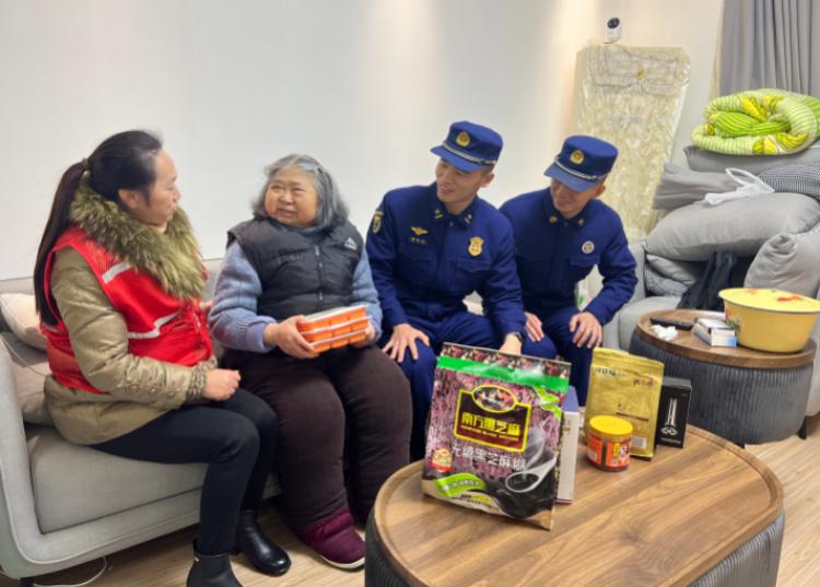 冬至寒意挡不住社区暖情，志愿者亲手包饺子送温暖，邻里情更浓  第5张