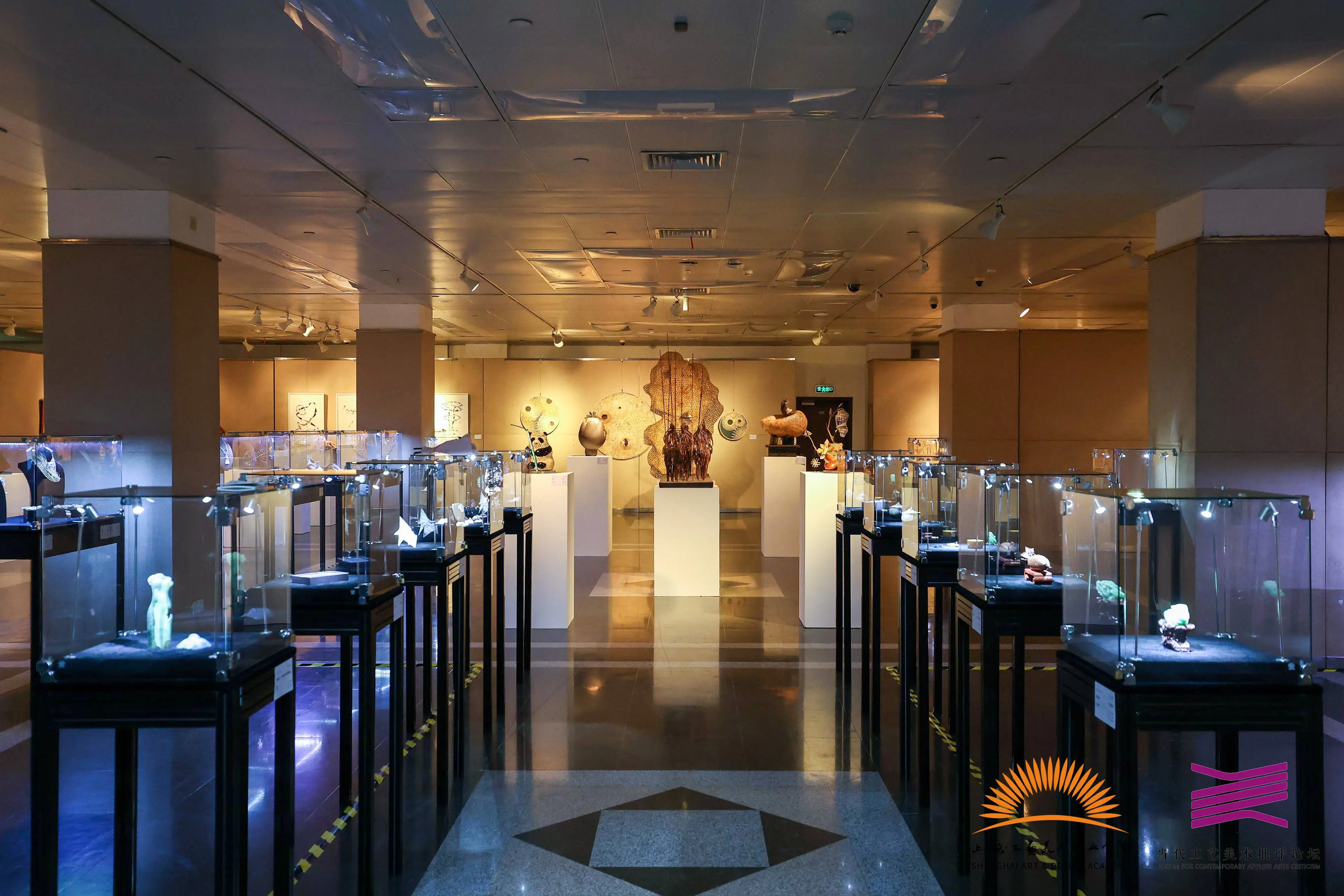 揭秘上海当代工艺美术双年展：新材料与传统工艺的惊艳碰撞