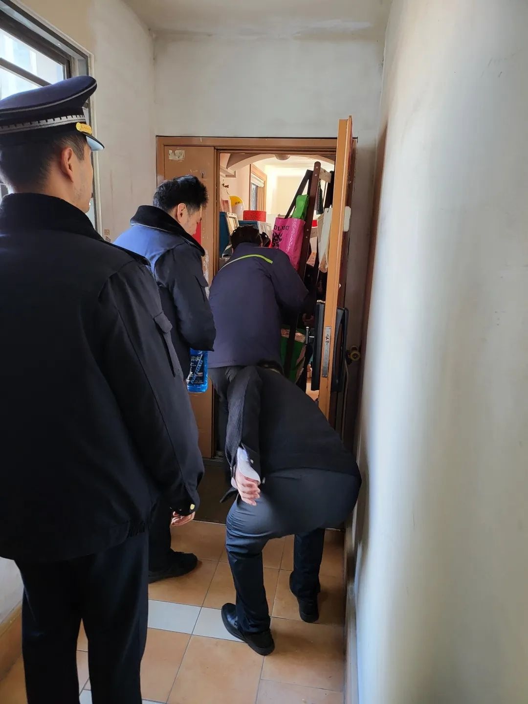 寒冬来袭，普陀区宜川路街道如何筑起安全防线？小宜城管的秘密行动曝光  第4张