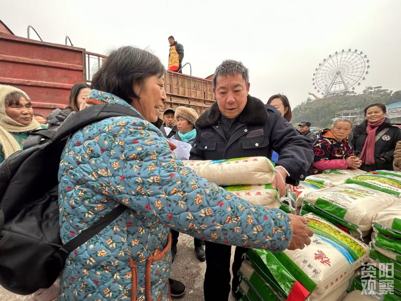 12月19日，乐至县清水村千人积分兑换现场，78岁婆婆满载而归，笑容满面  第2张