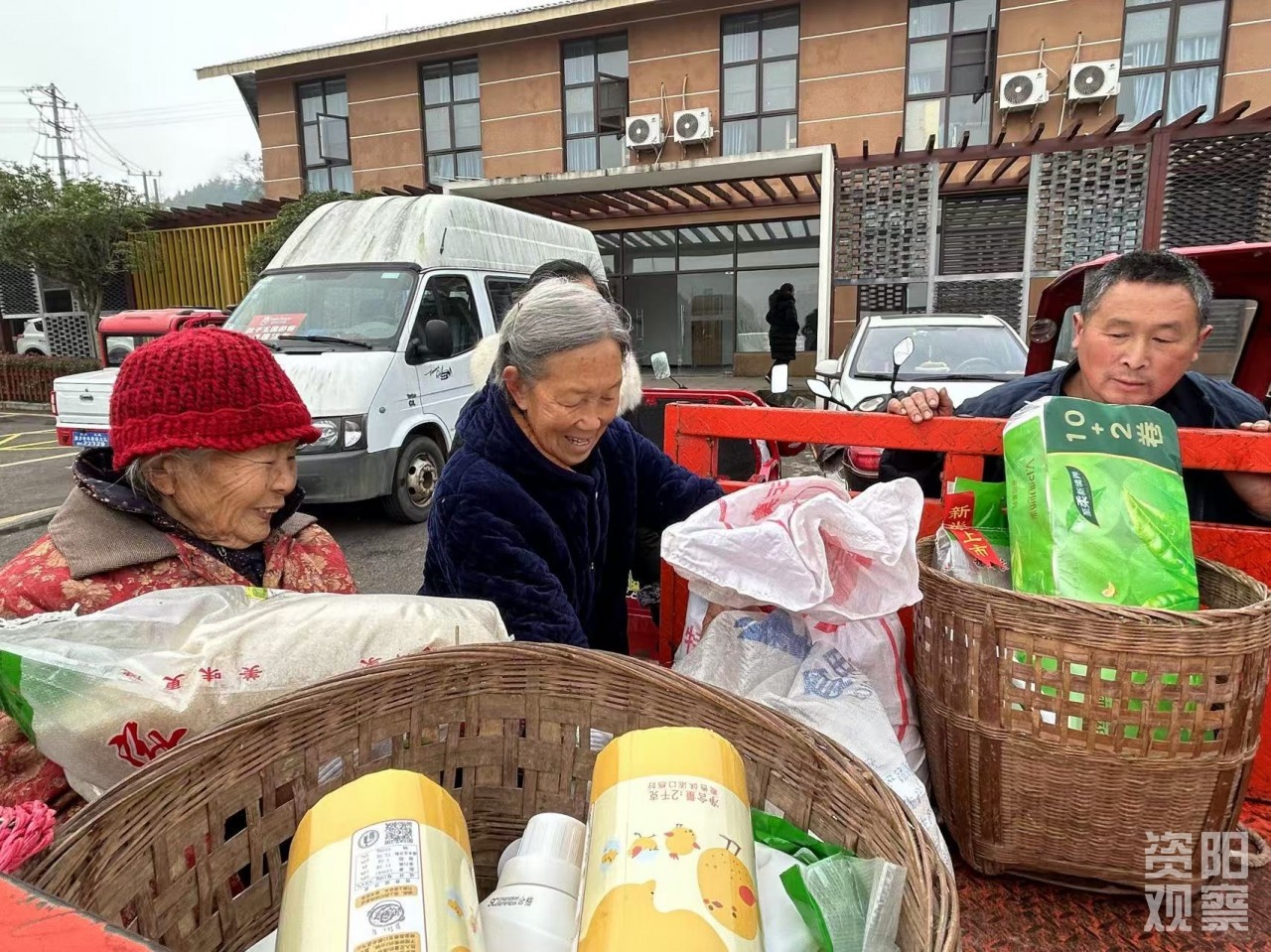 12月19日，乐至县清水村千人积分兑换现场，78岁婆婆满载而归，笑容满面  第3张