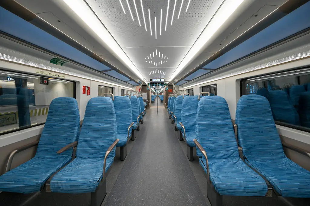 揭秘上海首条时速160公里市域线:流线型设计,速度与冲击力的完美结合 第2张 揭秘上海首条时速160公里市域线:流线型设计,速度与冲击力的完美结合 第2张