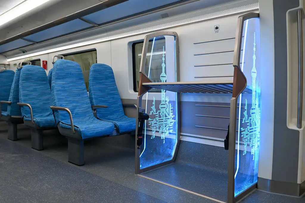 揭秘上海首条时速160公里市域线:流线型设计,速度与冲击力的完美结合 第3张 揭秘上海首条时速160公里市域线:流线型设计,速度与冲击力的完美结合 第3张