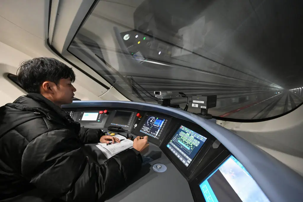 揭秘上海首条时速160公里市域线:流线型设计,速度与冲击力的完美结合 第5张 揭秘上海首条时速160公里市域线:流线型设计,速度与冲击力的完美结合 第5张