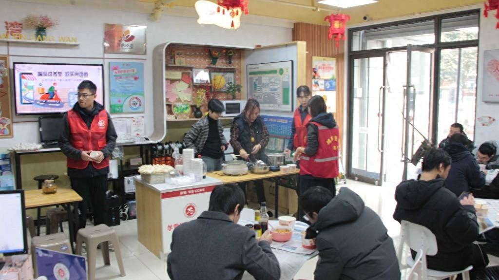 暖心冬至：快递员、外卖员与环卫工共度欢乐时光，社区活动温暖人心