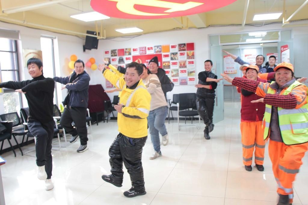 暖心冬至：快递员、外卖员与环卫工共度欢乐时光，社区活动温暖人心  第3张