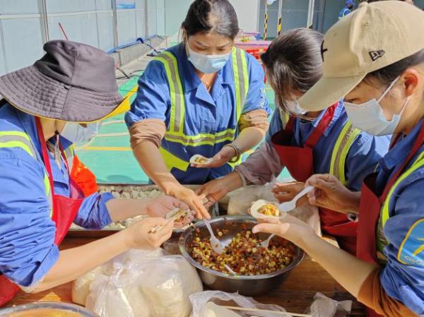 冬至暖心饺，情满环卫家：210名环卫工人的节日盛宴，温暖与欢笑交织  第2张