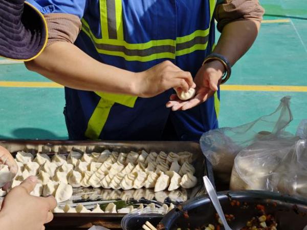 冬至暖心饺，情满环卫家：210名环卫工人的节日盛宴，温暖与欢笑交织  第3张