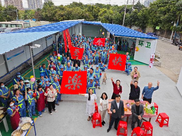 冬至暖心饺，情满环卫家：210名环卫工人的节日盛宴，温暖与欢笑交织  第4张