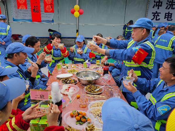 冬至暖心饺，情满环卫家：210名环卫工人的节日盛宴，温暖与欢笑交织  第6张