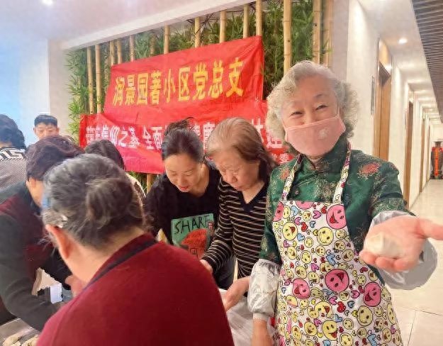 冬至暖心时刻：社区居民齐聚包饺子，共筑和谐邻里情  第1张