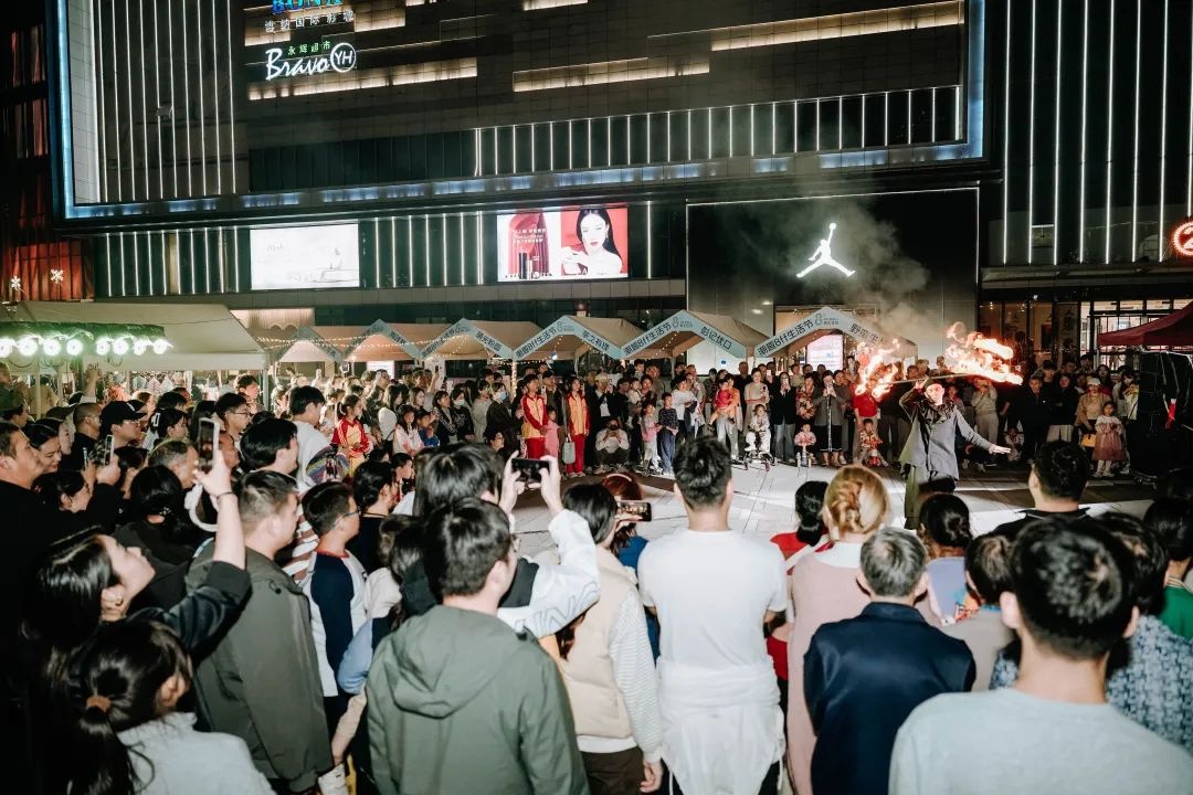 吴奇隆刘诗诗离婚传闻引爆跨年热点，60米高空烟花点亮新年夜  第3张