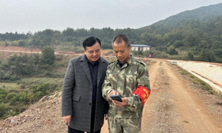 嘉禾县林业局深入基层调研：生态护林员上线率突破100%，守护森林资源成效显著  第1张