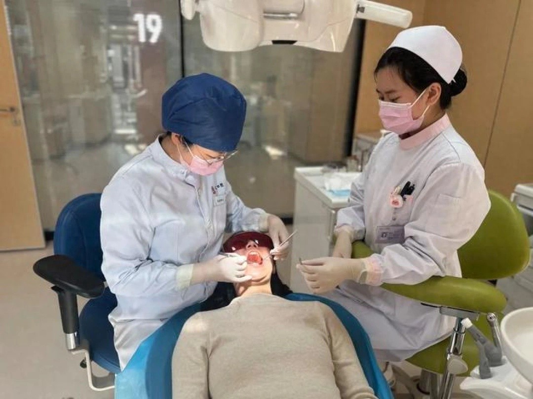 17岁少女每天喝4瓶可乐，1年后牙齿竟被‘泡腐’15颗，笑容消失