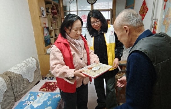 冬日暖心行动：志愿者送饺子，独居老人的眼中泛起泪光  第1张