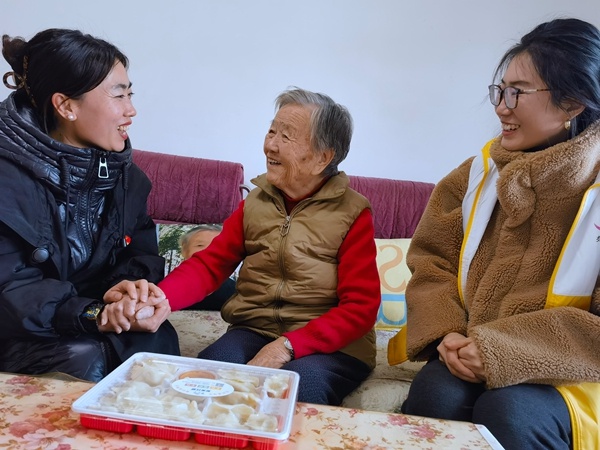 冬日暖心行动：志愿者送饺子，独居老人的眼中泛起泪光  第3张