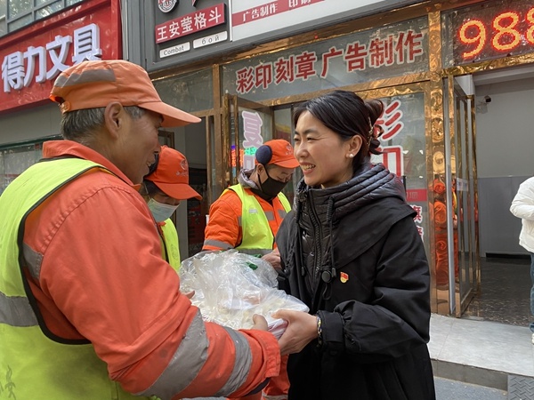 冬日暖心行动：志愿者送饺子，独居老人的眼中泛起泪光  第4张