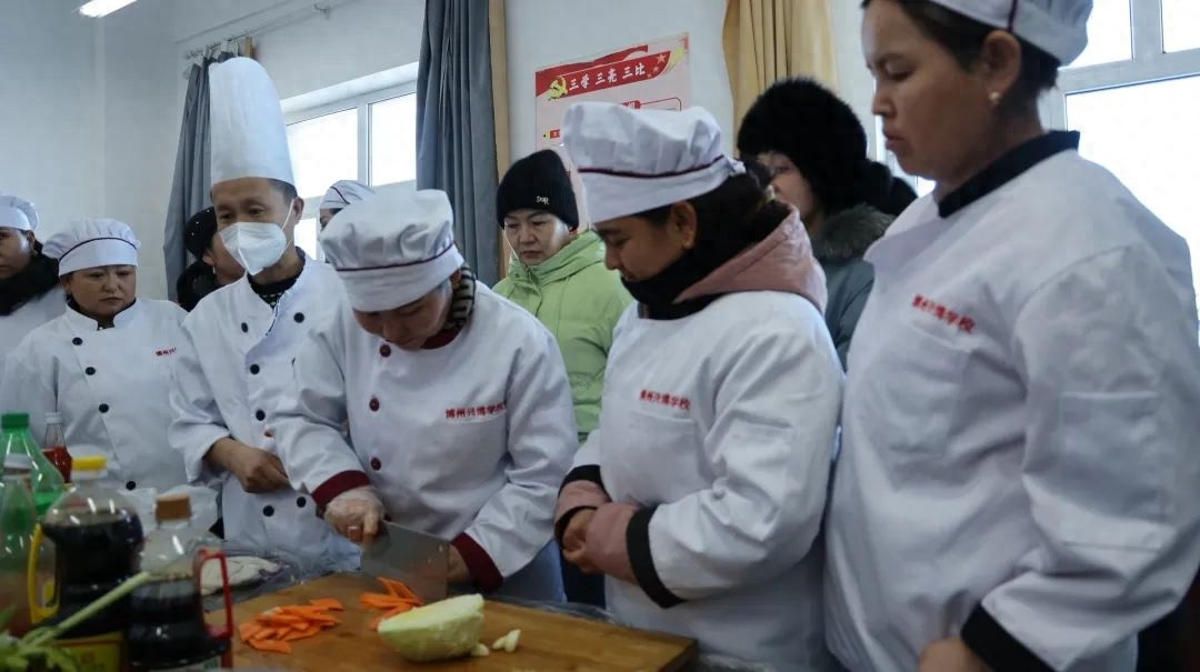 温泉县技工学校冬季技能大培训：泡菜制作班火爆开课，90余名学员争相学习  第1张