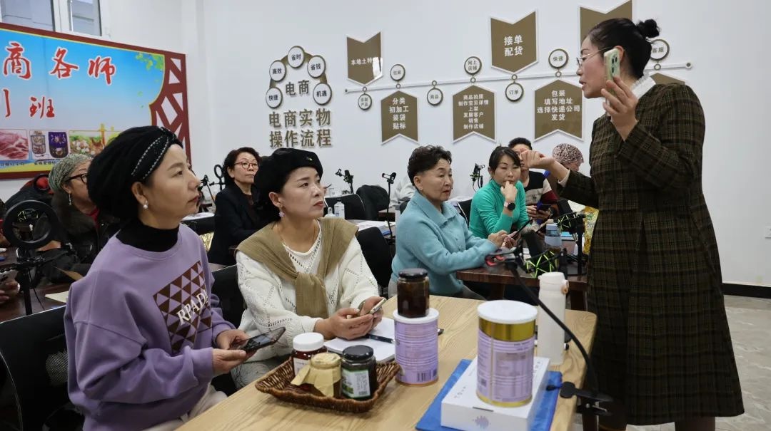温泉县技工学校冬季技能大培训：泡菜制作班火爆开课，90余名学员争相学习  第2张