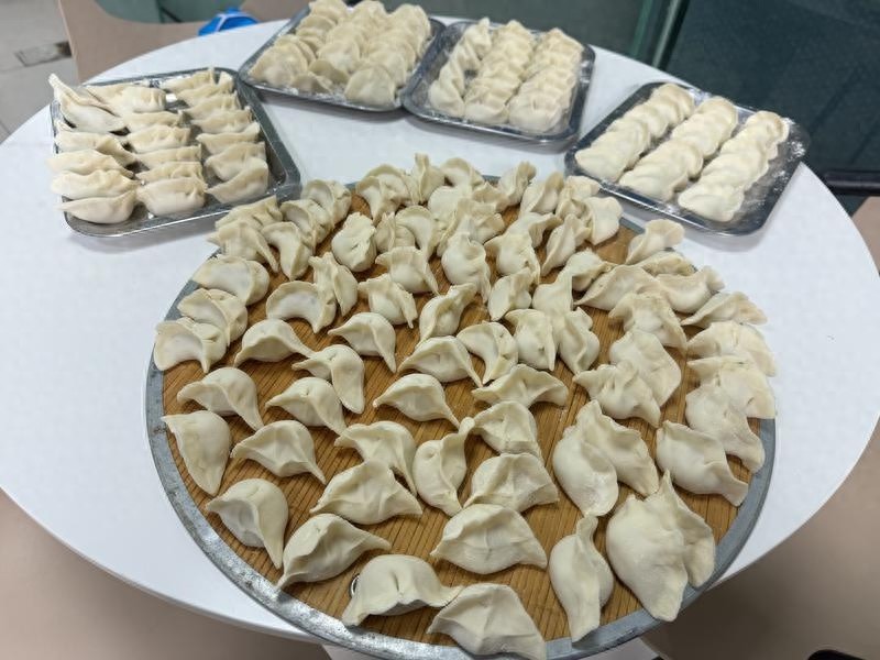 冬至饺子宴：社区居民齐聚一堂，共品传统美味与文化温情