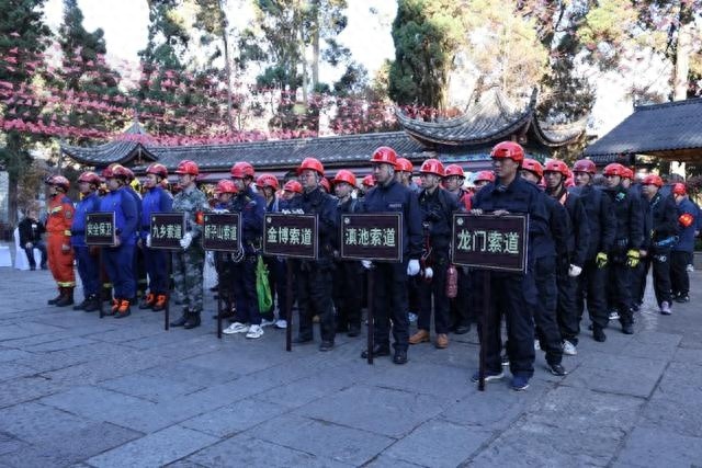 惊险！昆明五大索道联合上演生死救援，10名乘客命悬一线，救援速度惊人  第1张