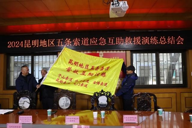 惊险！昆明五大索道联合上演生死救援，10名乘客命悬一线，救援速度惊人  第3张