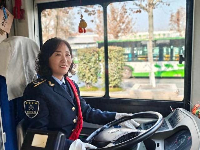 12年坚守，她为乘客装上暖心呼叫铃，安全下车不再是难题  第1张