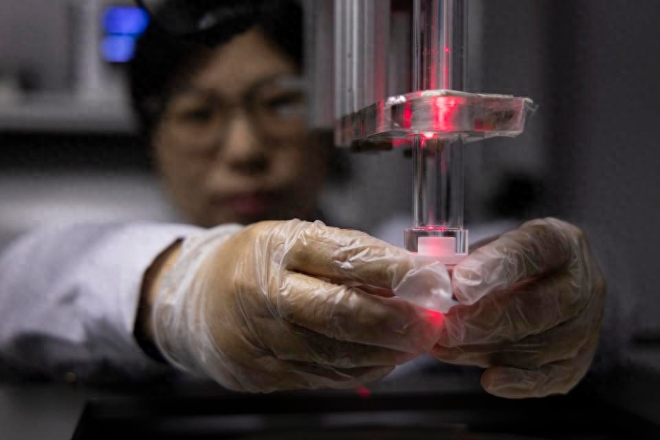 揭秘月球背面古磁场之谜：中国科学家首次获取关键数据