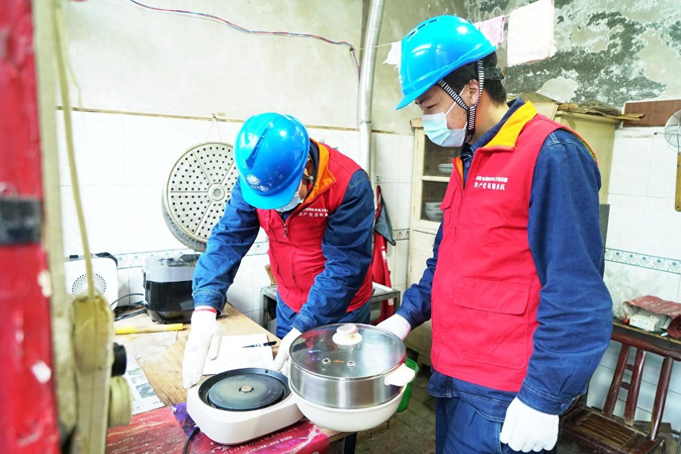 冬至送温暖：供电公司上门为重疾户做安全用电检查，确保温暖过冬  第1张