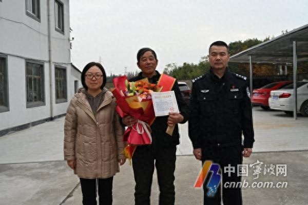 72岁老人跳河救人，见义勇为获三等功，温暖故事感动全城