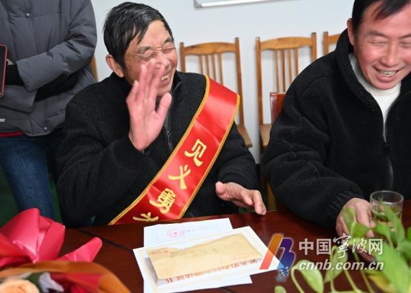 72岁老人跳河救人，见义勇为获三等功，温暖故事感动全城  第3张