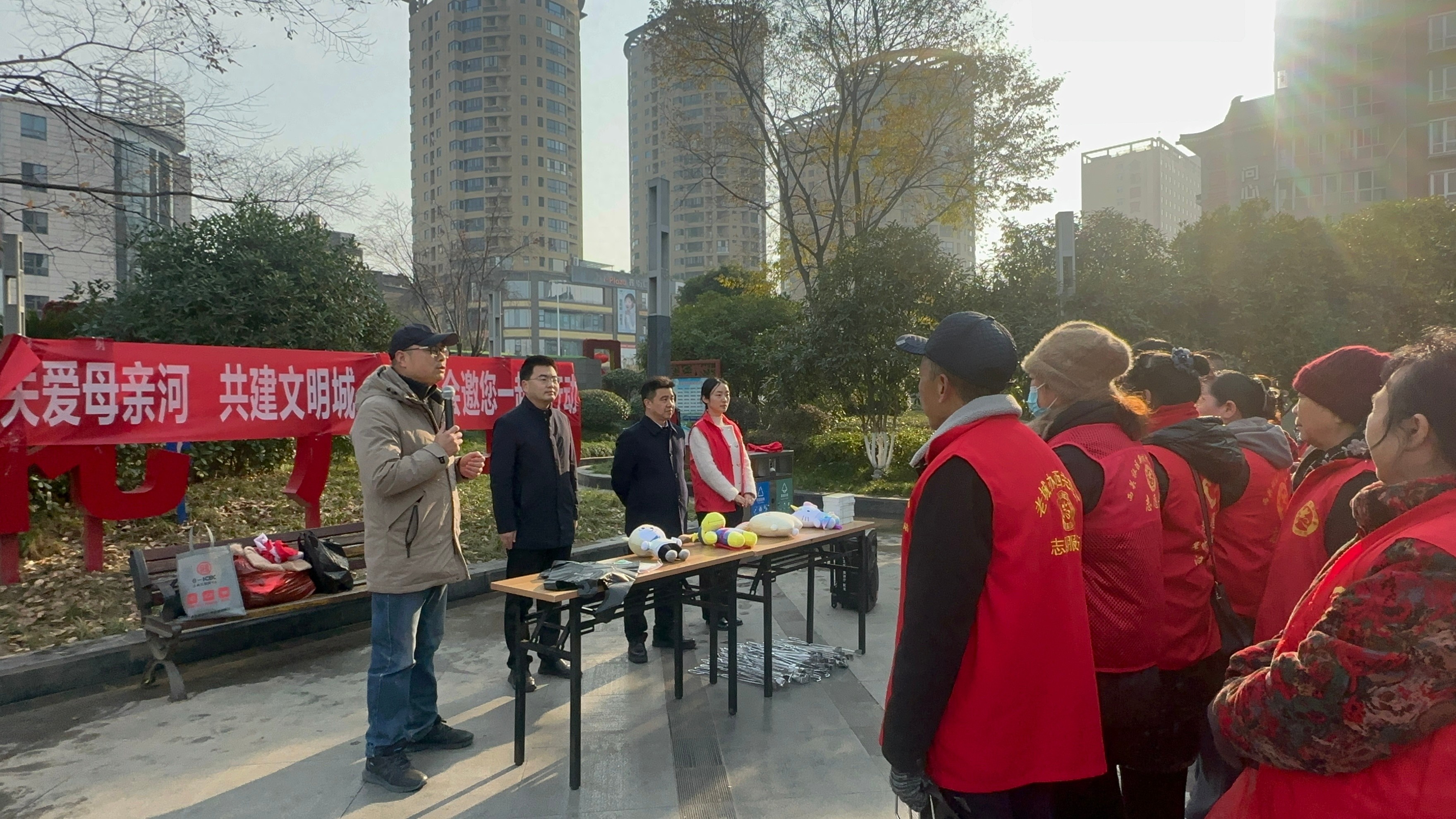 数百名志愿者齐聚安康，为母亲河净滩，助力文明城市创建