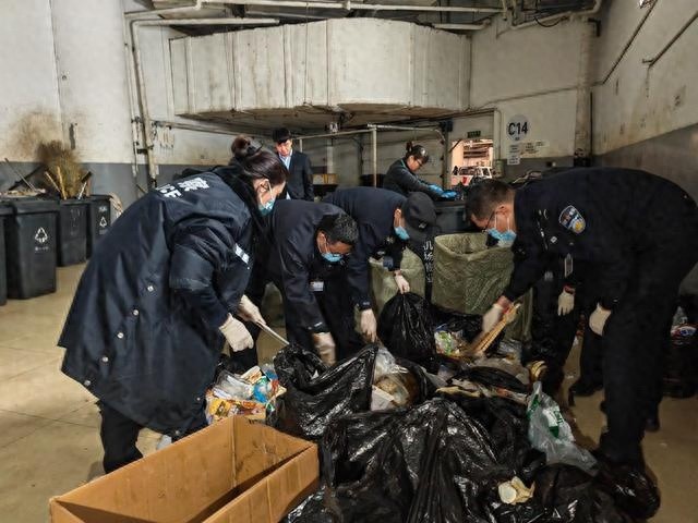 惊！首都机场民警翻遍四个垃圾站，三小时找回价值3万的黄金首饰，失主感动落泪