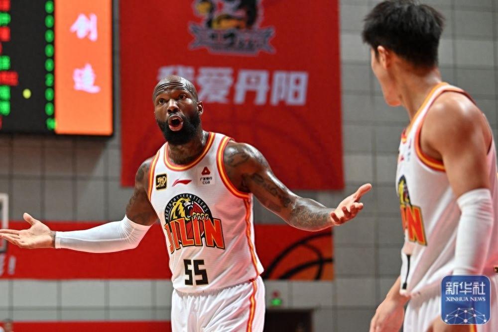 CBA 常规赛江苏肯帝亚队主场不敌吉林九台农商银行队，战况激烈
