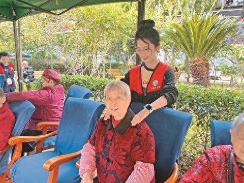 30 名小记者走进敬老院，用实际行动为老人送去温暖和关怀  第1张
