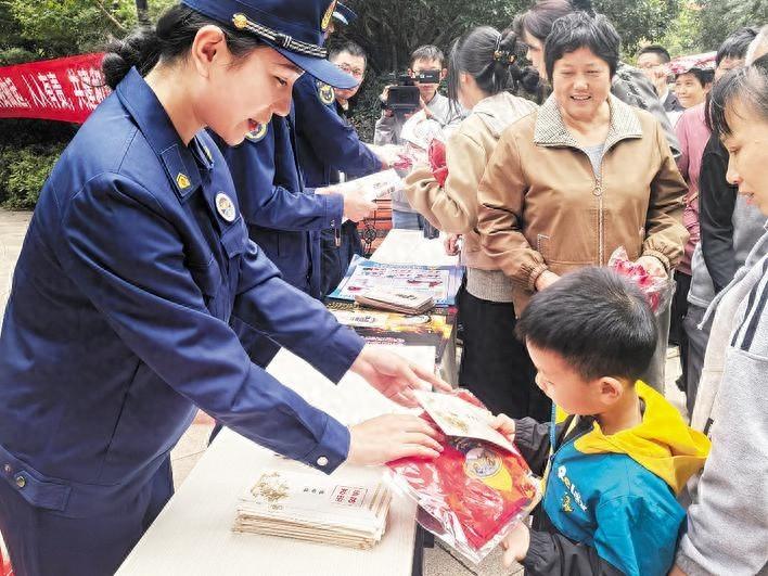 合肥消防深入社区宣传,筑牢居民安全防线 第1张 合肥消防深入社区宣传,筑牢居民安全防线 第1张