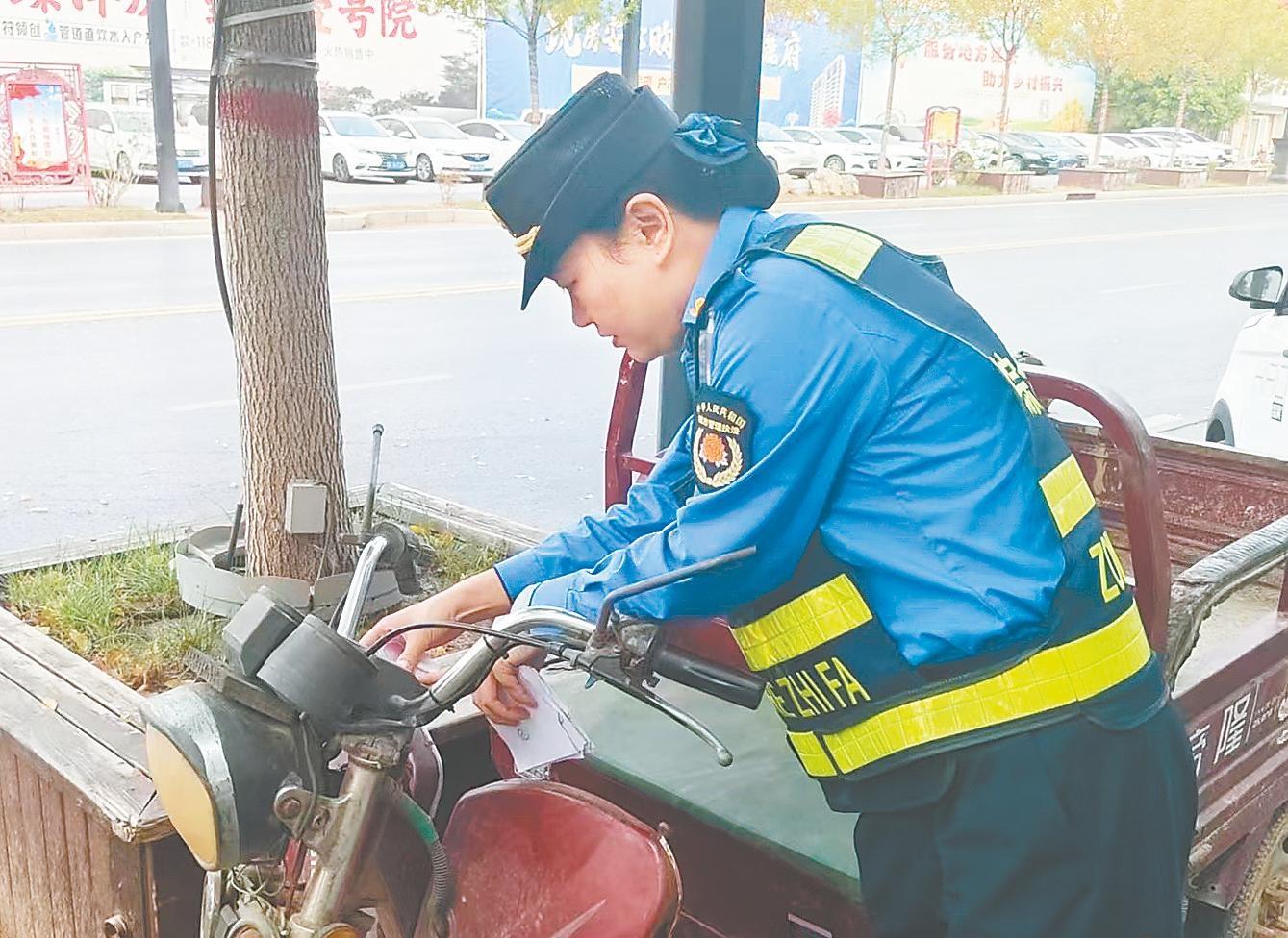 城市管理出新招！小小温馨提示单，彰显执法大温度  第2张