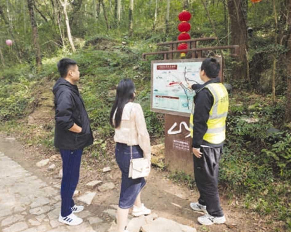 中铁城建志愿者助力八公山风景区，贴心服务获游客好评  第1张