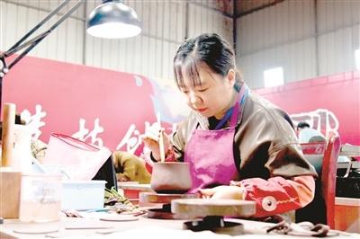非遗传承人的直播间，全手工砂器制作，学生的加入成亮点  第4张