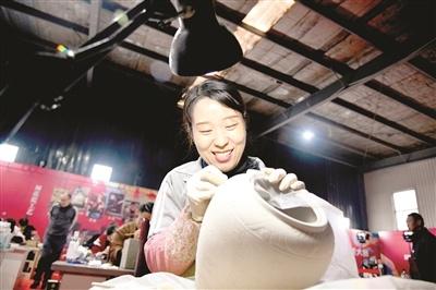 非遗传承人的直播间，全手工砂器制作，学生的加入成亮点  第10张