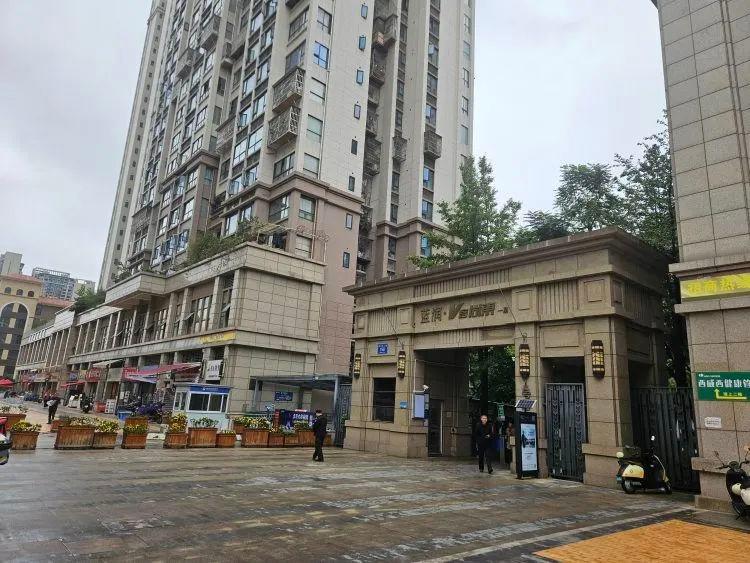 成都一小区地下室承重柱被拆，业主担忧，住建局已介入调查  第2张